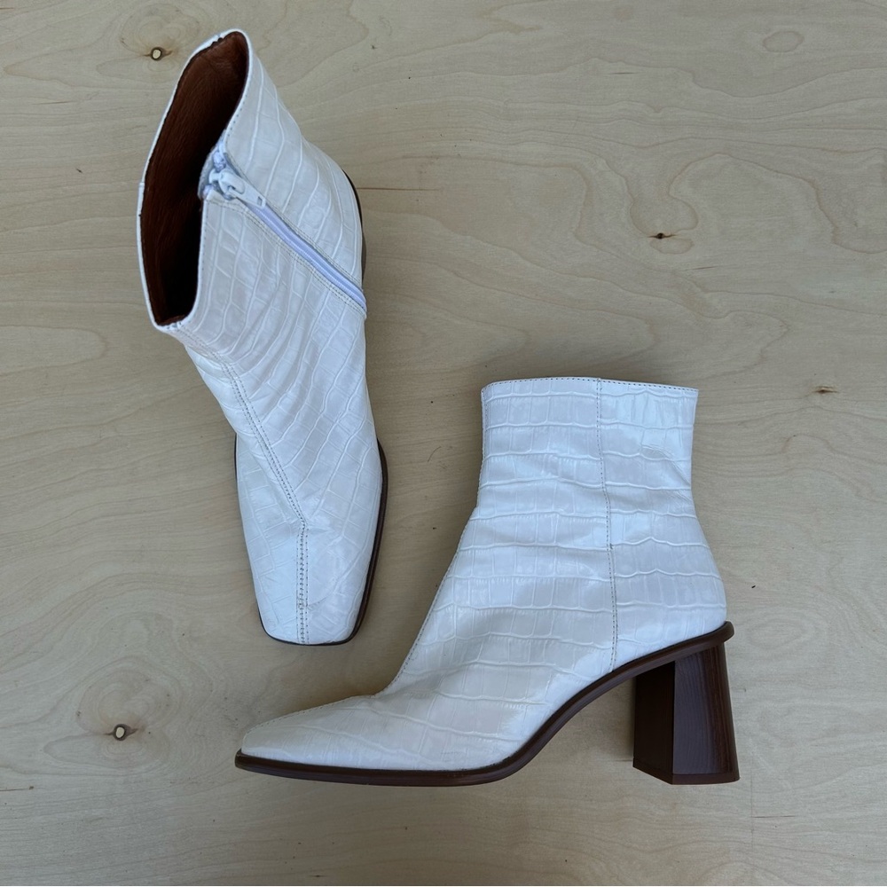 Intentionally Blank ELA white crocodile heeled boot with ankle zipper size 9